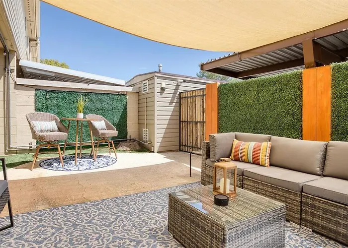 The Scott Casa - Walkable To Old Town Scottsdale, Vibrant Space, Inviting Patio!